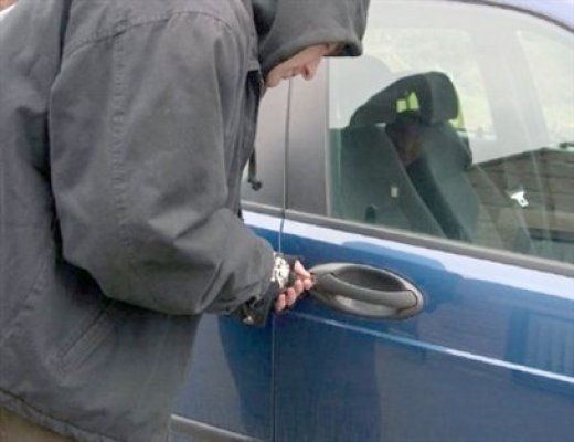 A furat un iPod dintr-un autoturism